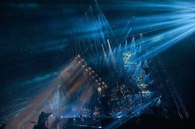 张信哲“未来式”南京收官 超高质量演唱会引发热评攻占热搜榜