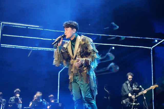 张信哲“未来式”南京收官 超高质量演唱会引发热评攻占热搜榜