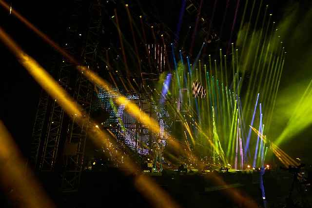 张信哲“未来式”南京收官 超高质量演唱会引发热评攻占热搜榜