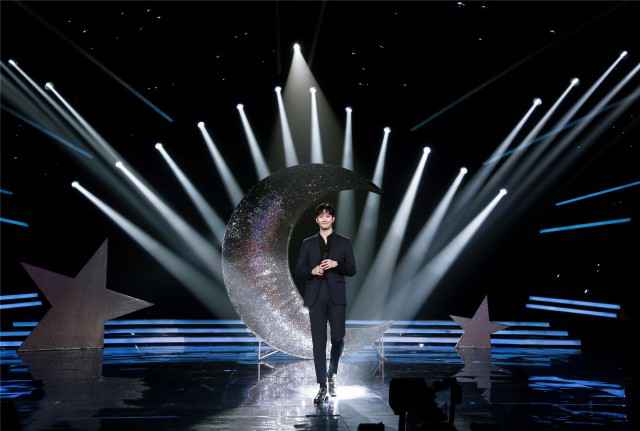 周觅新歌初舞台献唱《全球中文音乐榜上榜》 粉丝直呼“爷青回”