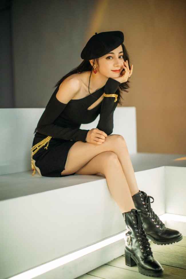 热巴黑色紧身上衣小露香肩 贝雷帽造型甜酷灵动