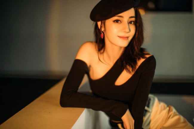 热巴黑色紧身上衣小露香肩 贝雷帽造型甜酷灵动