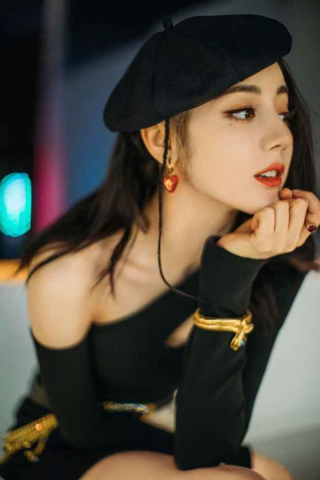 热巴黑色紧身上衣小露香肩 贝雷帽造型甜酷灵动