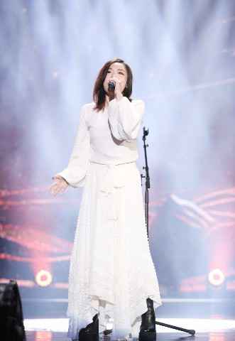徐佳莹再摘最佳女歌手桂冠 新编组曲获赞不负歌后之名