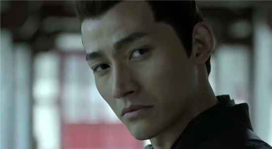 五竹打得过燕小乙却接不住洪四痒一掌？