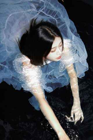 黑色海吞噬晚霞 沙滩上踩满期盼 钟芳菲首支单曲《黑色海》上线