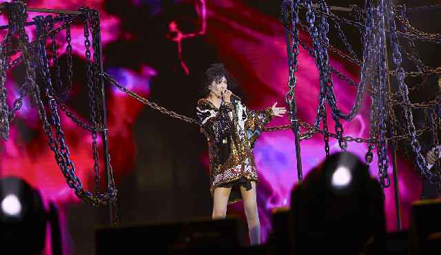 谭维维斩获两项音乐大奖 超A美背性感吸睛