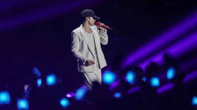 张杰两首歌曲连唱彰显LIVE实力 青春演说温暖人心