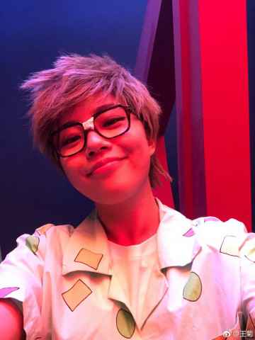 王菊开嗓助阵《李茶的姑妈》 拍摄mv晒自拍心情大好