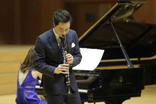 奥运冠军刘璇携子亮相为丈夫王弢加油 单簧管演奏家王弢将新专辑取名为《Spin?旋》