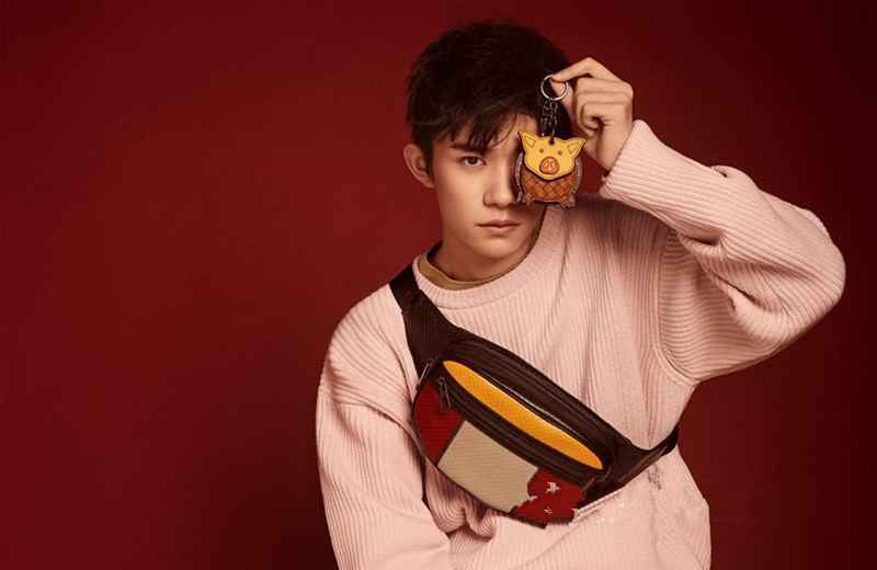 易烊千玺参加《朋友请听好》节目，展现温暖阳光的一面