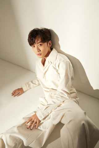 李泊文首支单曲《曾经》上线 温暖声线诉说青春珍藏回忆