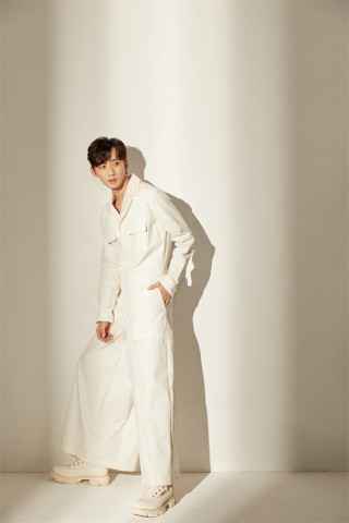 李泊文首支单曲《曾经》上线 温暖声线诉说青春珍藏回忆