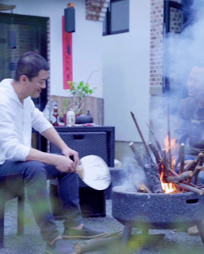 李亚鹏山中拜访美女朋友 穿简易布鞋吃朴素饭菜