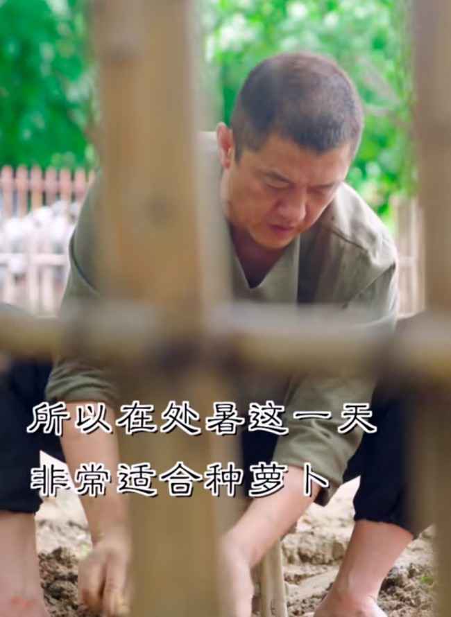 李亚鹏山中拜访美女朋友 穿简易布鞋吃朴素饭菜