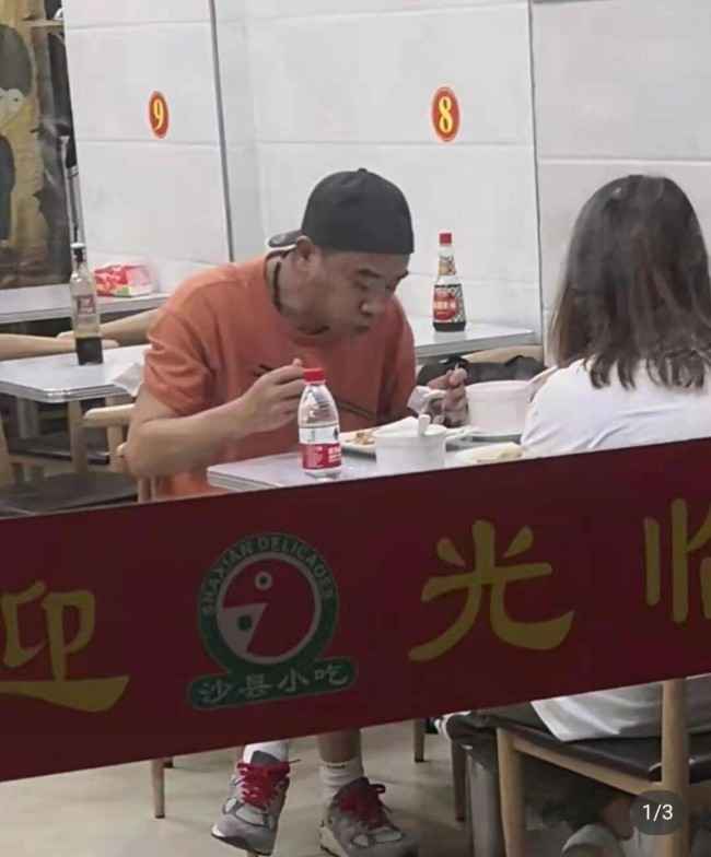 陈小春沙县小吃店被偶遇 反戴帽子打扮朴素接地气