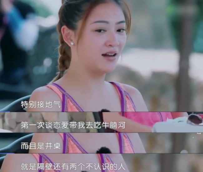 陈小春沙县小吃店被偶遇 反戴帽子打扮朴素接地气