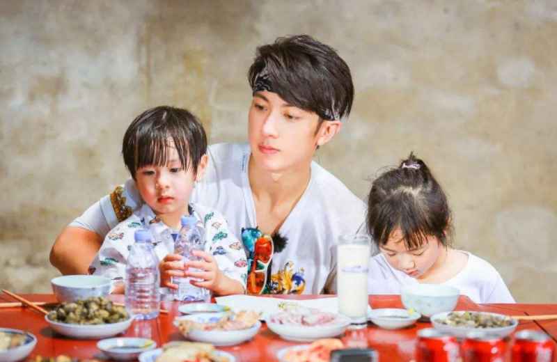 吴尊携妻子林丽莹参加综艺节目，两个人16岁的时候就认识了