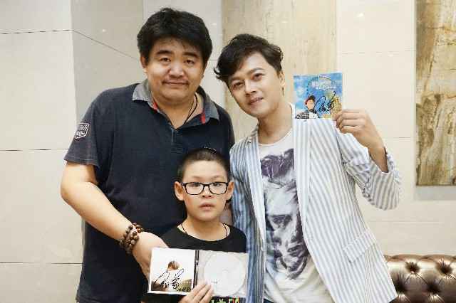 欧得洋演出遇二十年老歌迷 现场带来所有收藏专辑令人感动