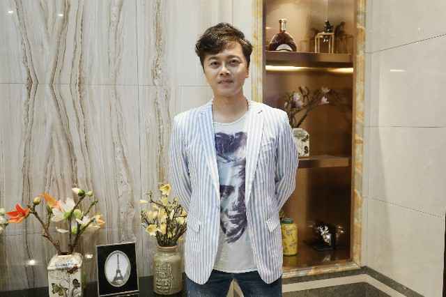 欧得洋演出遇二十年老歌迷 现场带来所有收藏专辑令人感动