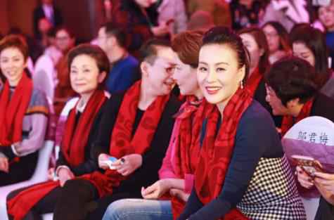 邬君梅出席《亲爱的她们》发布会 搭档宋丹丹组“最有范”蜜团