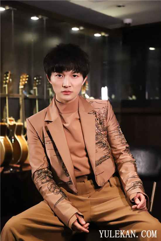 周深《歌手》挑战全新曲风释放另一面 多档综艺展现多元魅力惹人爱