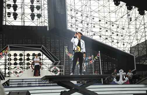 黄渤《极挑》与哈林同台飙歌 新编《水手》被赞神曲