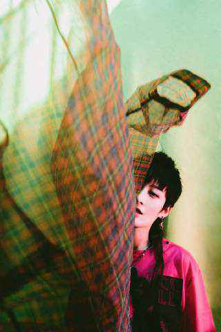 曾轶可新单《彩虹》燃爆舞台 另类摇滚尽显倔强态度