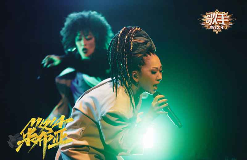 《歌手当打之年》米希亚动感演绎经典歌曲《深情包围》惊艳众人