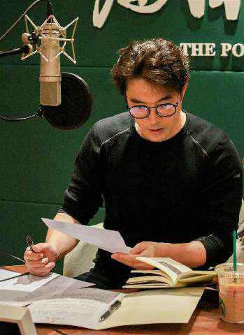 黄维德“科技帖”VLOG上线 配音间体会慢节奏