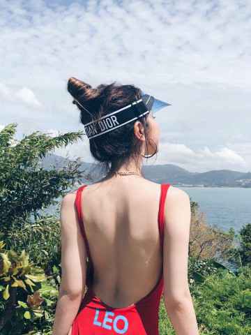 G.E.M.社交网络大秀身材 八月“战绩”不菲好事不断