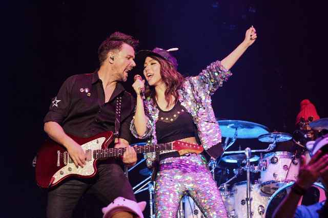 G.E.M.社交网络大秀身材 八月“战绩”不菲好事不断