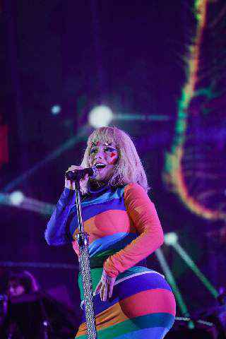 何超仪香港演唱会爆满 黄贯中助阵默契十足