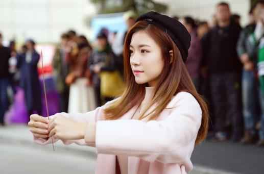 小小蕾出席《爱情的开关》开机仪式，粉衣俏皮元气满满