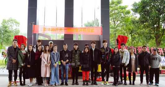 小小蕾出席《爱情的开关》开机仪式，粉衣俏皮元气满满