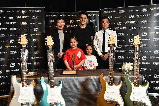 约翰·梅尔访港 捐赠亲笔签名吉他为慈善筹款