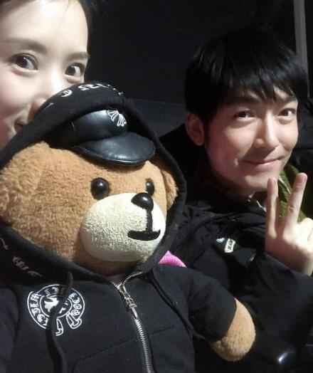 阔太李念深夜晒与张博合照:你们的老公都累瘦了