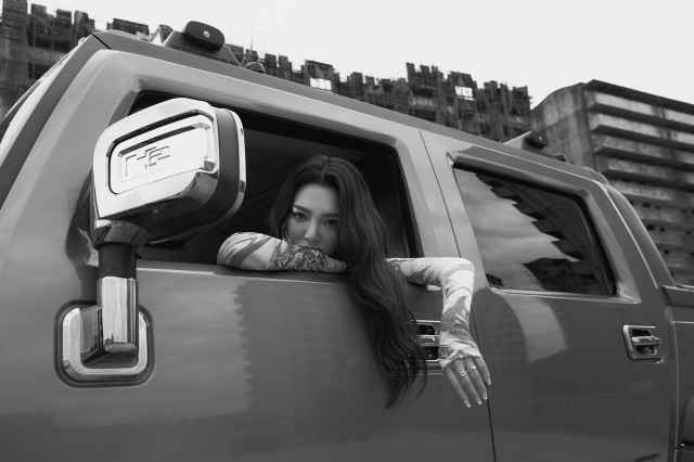 少女时代成员HYO(孝渊)将于7月22日下午4点进行新曲《DESSERT》发行纪念V LIVE直播