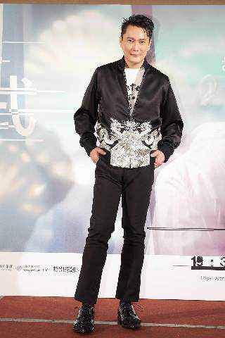 张信哲时尚满分现身台北庆功宴 100分演出笑称几度险落泪