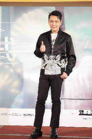 张信哲时尚满分现身台北庆功宴 100分演出笑称几度险落泪