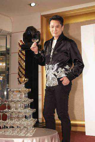 张信哲时尚满分现身台北庆功宴 100分演出笑称几度险落泪