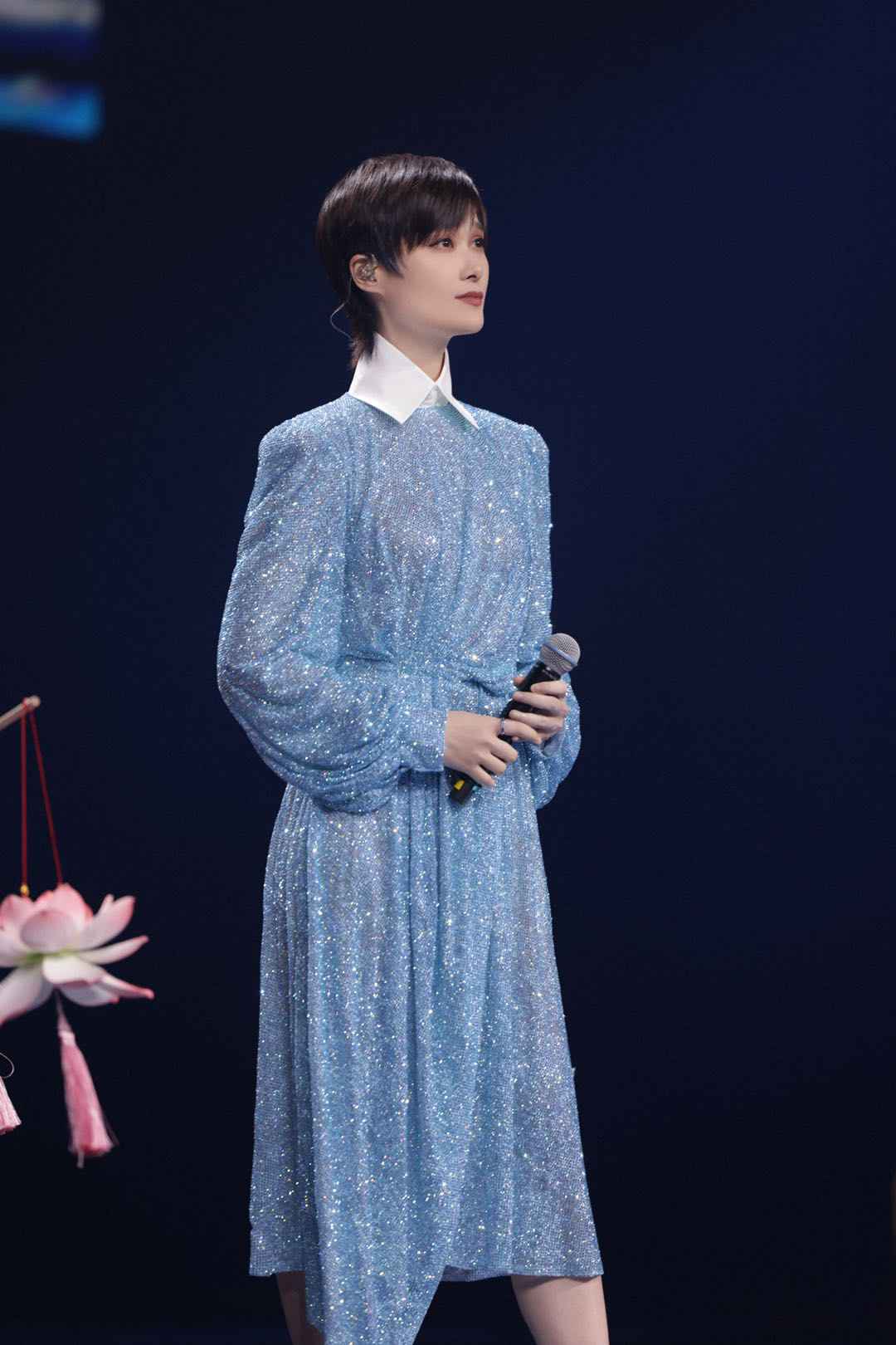 李宇春中秋三台晚会频亮相 以身作则传递正能量精神