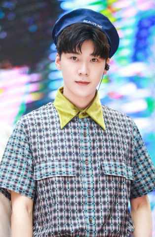 王博文EP《食光机》广州签售 3小时不间断场面火爆