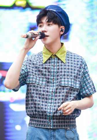 王博文EP《食光机》广州签售 3小时不间断场面火爆