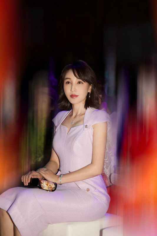 岳丽娜亮相北京时装周 造型吸睛尽显风雅之姿