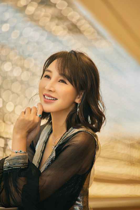 岳丽娜亮相北京时装周 造型吸睛尽显风雅之姿