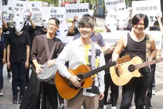 炎亚纶《亲爱的怪物》跳脱制式人生 找回初心追寻梦想