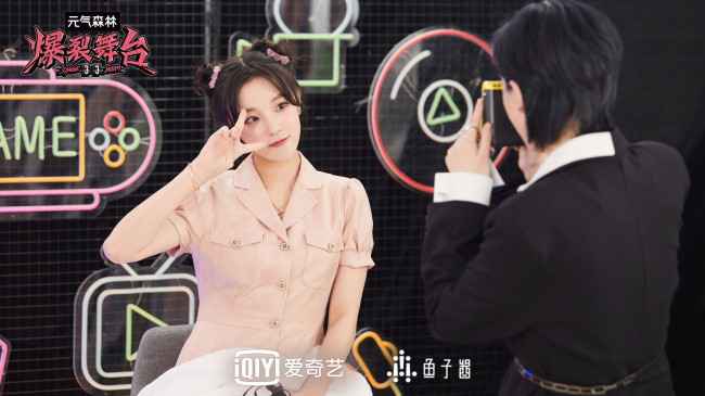 《爆裂舞台》宋雨琦爆笑模仿梁龙唱歌