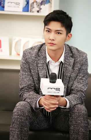 炎亚纶登陆纽约时代广场粉丝霸气应援