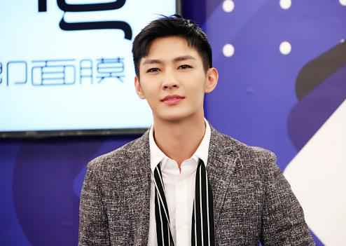 炎亚纶登陆纽约时代广场粉丝霸气应援